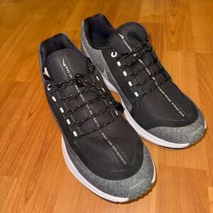 Nike shield winflo 5 NWOB